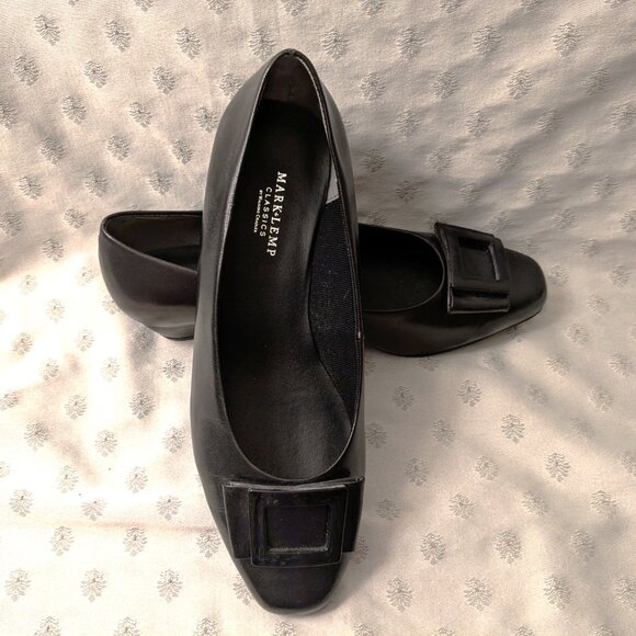 New! 9.5 Wide Fit Mark Lemp Black Pumps 1" Heel Buckle Detailing - Picture 1 of 4